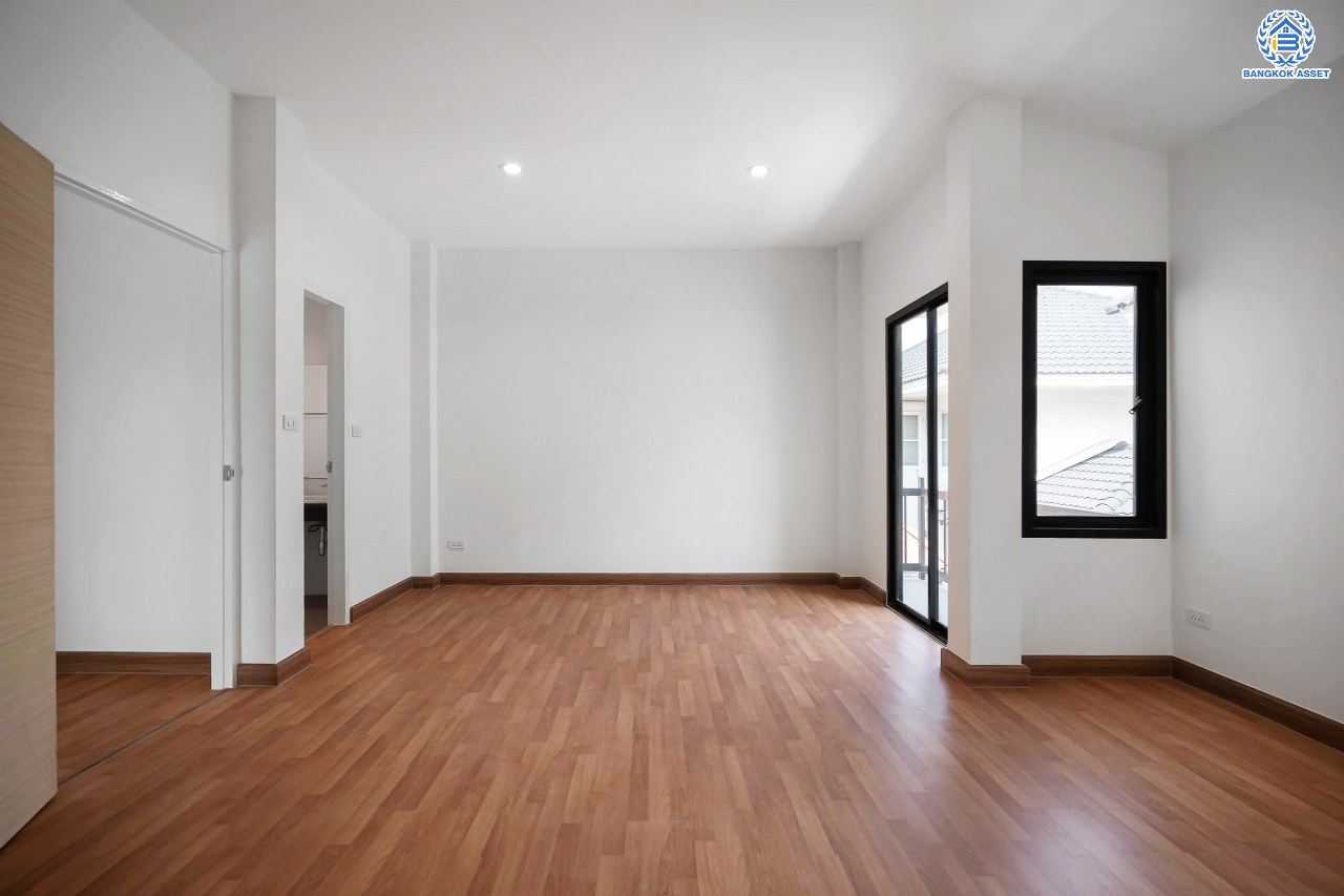 บ้านมือสองตกแต่งใหม่ โครงการ มณธานี บางแค หลังมุม ดีไซน์หรูหรา เนื้อที่ 66.6 ตร.ว. ฟังก์ชัน 3 ห้องนอน 3 ห้องน้ำ จอดรถได้ 2 คัน บนทำเลเดินทางสะดวก เชื่อมต่อหลายเส้นทาง ใกล้เดอะมอลล์บางแค ทางด่วน "กาญจนาภิเษก" และรถไฟฟ้า "สถานีหลักสอง"